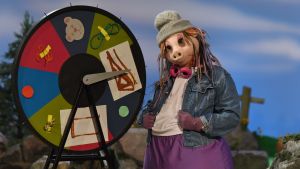 Isa Gris har en storasyster som heter Lisen. Isa Gris storasyster Lisen och ett lyckohjul