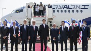 Jared Kushner var med om att återupprätta relationen mellan Förenade Arabemiraten och Israel tidigare i år. Bild på kostymklädda män poserar utanför ett vitt flygplan.
