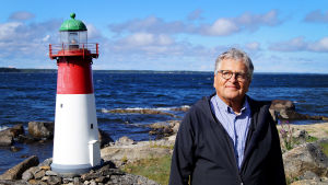 Ingemar Tåg trivs på stugan året om. kesämökkeilijä meren äärellä Vaasan saaristossa