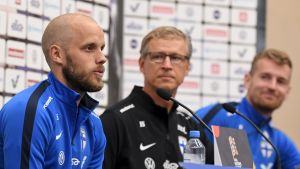 Teemu Pukki fick de flesta frågorna under onsdagens presskonferens. Teemu Pukki och Markku Kanerva vid presskonferens.