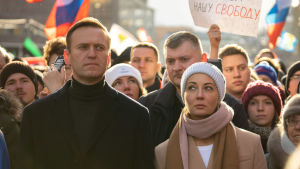Aleksej och Julija Navalnyja under en demonstration i Moskva. Aleksej Navalnyj och hans fru Julia Navalnaja deltog i en minnesstund för den mördade oppositionspolitikern Boris Nemtsov i Moskva.