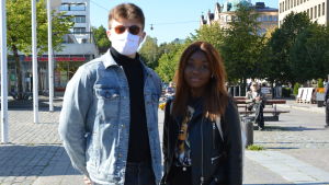 Kirill Helsing och Madelene Teca Ung man med munskydd bredvid mörkhyad ung kvinna.