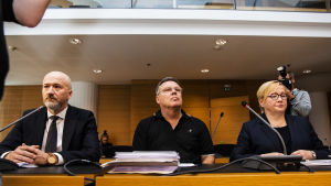 Jari Aarnio tillsammans med sin försvarsadvokat Riitta Leppiniemi i Helsingfors tingsrätt på måndagen. Kuvassa on Jari Aarnio Helsingin käräjäoikeudessa syyskuussa 2020.