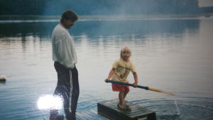 Krista tillsammans med sin pappa. Krista Siegfrids som barn på en flotte med sin pappa.