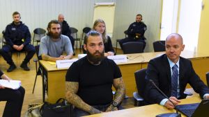 Rättegången fortsätter ännu. Bilden är från en av rättegångsdagarna förra veckan. Raymond och Richard Granholm misstänks för 13 mordförsök. Bild på de misstänka gärningsmännen i rättssalen i dag.