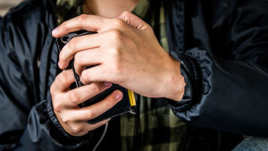 Den vanligaste formen av digitalt våld är upprepade och hotfulla meddelanden och telefonsamtal, det kan vara upp till flera hundra telefonsamtal per dygn. Ungefär lika vanligt är att privat information, eller information överlag, används mot offret i hot- och utpressningssyfte. Nuori henkilö tutkii puhelinta.