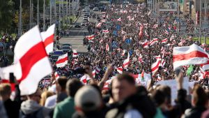 Av bilder att döma så verkar åtminstone tiotusentals människor ha slutit upp också för söndagens demonstrationståg i Minsk. Av bilder att döma så verkar åtminstone tiotusentals människor ha slutit upp också för söndagens demonstrationståg i Minsk.
