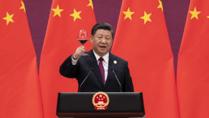 Även Xi Jinping skålar för framtiden. Xi Jinping höjer ett glas vin vid en tillställning i Peking (arkivbild)