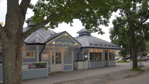 Restaurang Albatros har öppet fyra månader om året och i år såg säsongen annorlunda ut än tidigare. I samma byggnad finns också grill- och glasskiosk. Sommarrestaurang i Ekenäs