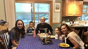 Kristen och Paul Ciaccia tillsammans med tre av sina sju barn. Familjen Ciaccia samlade runt middagsbordet hemma i Dallas, Pennsylvania.