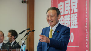 Den 71-årige Yoshihide Suga är välkänd för japanerna eftersom han har varit regeringens talesman. Den 71 årige Yoshihide Suga är välkänd för japanerna eftersom han har varit regeringens talesman.