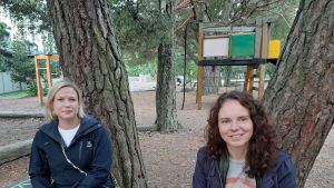 Susanna Holmgård och Anna Price pustar ut efter gårdagens fullmäktigemöte där Hangöbyskolornas framtid debatterades i en och en halv timme. Föräldrar