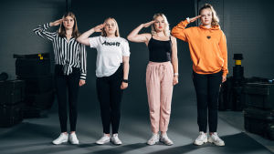 Naissotilaat Suvi Malinen, Maria Peltokangas, Melissa Häkkinen ja Rosa Bask. Neljä nuorta naista seisoo siviilivaatteissaan asennossa.