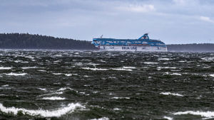 Frakten är just nu livsviktig för rederierna. Tallink Siljas blåvita passagerarfartyg Galaxy försvinner bakom en ö under en höststorm med vita toppar på vågorna.