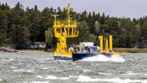 Under torsdagsmorgonen och -dagen har det uppstått störningar i färjtrafiken, men nu går färjorna normalt. Den gula landsvägsfärjan mellan Korpo och Nagu kämpar sig fram genom vågorna under en höststorm.