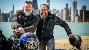 Dave Myers ja Simon King lähtevät route 66:lle. Kaksi partaista motoristia (Dave Myers ja Simon King) seisovat pyöriensä ääressä veden äärellä. Taustalla näkyy suurkaupungin siluetti.
