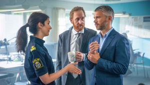 Tre glada poliser? Alexander med kollegan Miriam (Shirin Golchin) och chefen (Gustaf Hammarsten). Alxenader med sin chef och kollegan Miriam.
