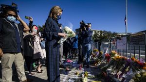Också representanthusets demokratiska talman Nancy Pelosi lämnade en bukett till minne av Ruth Bader Ginsburg utanför HD-byggnaden på söndagen. USA:s högsta domstol kommer att flagga på halv stång i 30 dagar för att hedra Ginsburg. Också representanthusets demokratiska talman Nancy Pelosi lämnade en bukett till minne av Ruth Bader Ginsburg utanför HD-byggnaden på söndagen. USA:s högsta domstol kommer att flagga på halv stång i 30 dagar för att hedra Ginsburg.