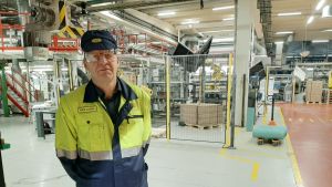 Mats Albäck berättar att övergången till grön el är ett steg på vägen mot en koldioxidneutral produktion. Man i plastfabrik.