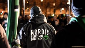 Nordiska motståndsrörelsen har haft tillfälligt verksamhetsförbud sedan 2018. Här marscherar dom på självständighetsdagen 2017 i Helsingfors. Nordiska motståndsrörelsens marsch i Helsingfors på självständighetsdagen 2017. En man har på sig en jacka med organisationens namn tryckt på ryggen.