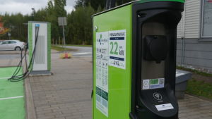 Partiet vill öka antalet laddningsstationer för elbilar och tankningsstationer för biogasbilar. Sähköautojen latauspiste ABC Viipurinportti Lappeenranta. Peruslataus AC 22 kW.