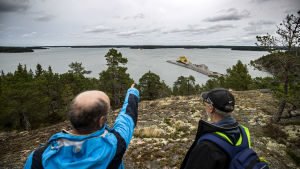 Eftersom Kalvberget ligger nära färjstranden i Prostvik, finns både toalett och parkering i närheten. aaro söderlund och Inguar Karlsson-Parra går en naturstig i skogen