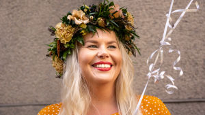 Kätilö Eeva Liimatainen on saanut työkavereiltaan kukkaseppeleen