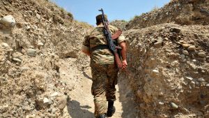 En armenisk soldat vid frontlinjen nära staden Marakert. Den här arkivbilden togs i juli 2012. En armenisk soldat vid frontlinjen nära staden Marakert. Den här arkivbilden togs i juli 2012.