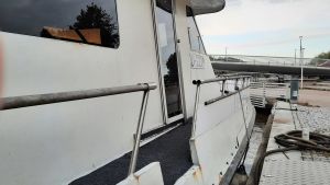 Mirelle har legat angjord vid ån stora delar av sommaren. Vit motoryacht angjord vid brygga.