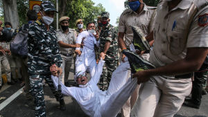 Amnesty International har varit kritisk mot regeringens och polisens hårda tag gentemot fredliga demonstranter i New Delhi och andra storstäder. Amnesty International har under den senaste tiden varit kritisk mot regeringens och polisens hårda tag gentemot fredliga demonstranter i New Delhi och andra storstäder.