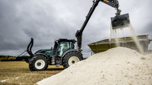 Strukturkalk tillverkas genom att man blandar naturligt förekommande kalksten med fri kalk som framställs genom att man utsätter kalk för hög temperatur. traktor som fyller på med kalk för att sprida kalken på åkrar