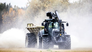 Genom strukturkalkning kan man motverka övergödning av vattendragen eftersom kalken binder fosfor i jordmånen. Här strukturkalkas en åker i Patis. traktor som strukturkalkar