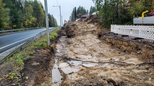 Nästa sommar drar cyklister och fotgängare fram här. Byggandet av gång- och cykelväg i Sibbo.