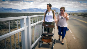 Maia (till vänster) har MS och vill dö innan hon är helt förlamad. Två kvinnor promenerar på en vägbro. Den ena kvinnan går med rollator.