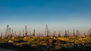 Oljefält nära Azerbajdzjans huvudstad Baku, där det kejserliga Ryssland startade industriell oljeutvinning i början av 1800-talet. Baku blev en av världens första oljeregioner. Tiotals oljeborrningstorn på ett oljefält utanför Azerbajdzjans huvudstad Baku.