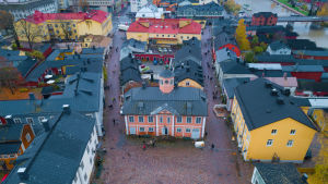 Gamla Rådhustorget i Borgå ska fyllas av olika evenemang i sommar. Flygbild över Gamla rådhuset i Borgå