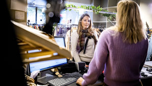 Minna Seppälä skulle vilja se lyxloppisar också i Åbo. Minna Seppälä vid kassan