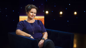 Det tog tid innan Ann-Luise Bertell vågade börja regissera teaterpjäser, men när hon väl gjorde det insåg hon att hon ska vara i salongen och inte på scenen. Ann-Luise Bertell i Daniel Olins studio