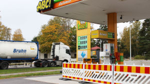 Macken vid Sandövägen sålde både bensin och diesel. En bensinmack har stängts och skärmats av med tillfälligt staket