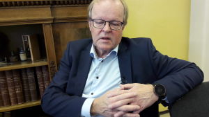 Gösta Willman är ordförande för Vasa sjukvårdsdistrikts fullmäktige. Gösta Willman i ett konferensrum.