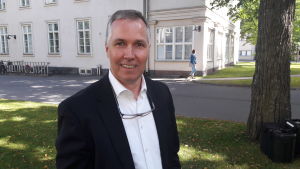 It-experten Mika Helenius varnar för följderna av stora utländska patientdatasystem. It-experten Mika Helenius utanför Dals sjukhus i Helsingfors.