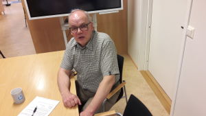 Vd Tommy Sjöholm på Abilita tror att de utlovade inbesparingarna uteblir. Vd Tommy Sjöholm i Oy Abilita Ab:s konferensrum.