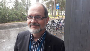 Professor Jarmo Reponen är en av de ledande experterna på patientdatasystem. Jarmo Reponen utanför Uleåborgs universitet.