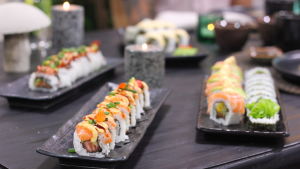 Valmis monomaki crazy salmon tarjoiluastialla