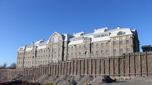 Under de senaste tio åren har Kakolaområdet fått nytt liv och blivit en levande stadsdel. Den gamla granitborgeen på Kakolabacken