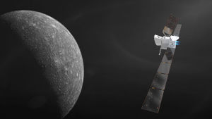 BepiColombo lähestyy tässä piirroksessa Merkuriusta. Luotain koostuu kolmesta osasta: keskellä olevasta "varsinaisesta" luotaimesta, joka jää kiertämään Merkuriusta, samoin kiertämään jäävästä, aurinkosuojan sisällä (vasemmalla) olevasta japanilaisesta luotaimesta, sekä kaksikon läpi planeettainvälisen avaruuden kuljettavasta osasta, missä ovat mm. rakettimoottorit (oikealla). BepiColombo lähestymässä Merkuriusta. Piirros.