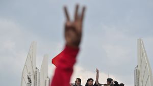 Trefingershälsningen härstammar från filmtrilogin Hungerspelen, men den symboliserar också proteströrelsens tre huvudkrav: regeringens avgång, nyval och omskrivning av konstitutionen. Trefingershälsningen härstammar från filmtrilogin Hungerspelen, men den symboliserar också proteströrelsens tre huvudkrav: regeringens avgång, nyval och omskrivning av konstitutionen.
