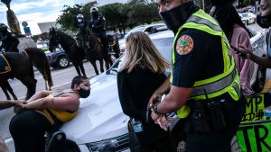 Ett par Biden-anhängare som kommit för att demonstrera mot Trump till Miami greps. Ett par Biden-anhängare som kommit för att demonstrera mot Trump till Miami greps.