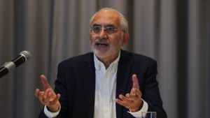 Carlos Mesa kunde gott segra över Arce i en andra omgång. Här deltog Mesa i en presskonferens i La Paz den 7 oktober. Carlos Mesa kunde gott segra över Arce i en andra omgång. Här deltog Mesa i en presskonferens i La Paz den 7 oktober.