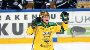 Juuso Välimäki fick testa Ilves guldhjälm under hösten. Juuso Välimäki jublar.